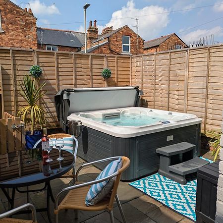 Seaside Escapes - With Relaxing Hot Tub! Villa Scarborough Bagian luar foto