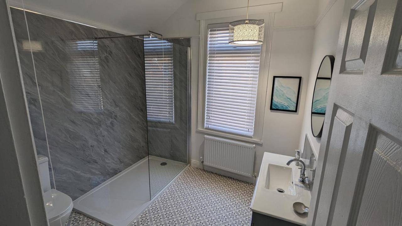 Seaside Escapes - With Relaxing Hot Tub! Villa Scarborough Bagian luar foto