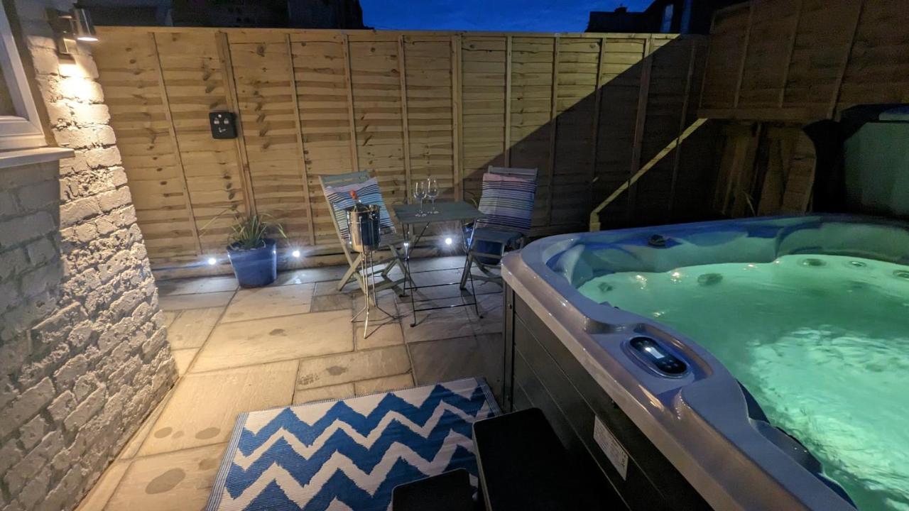 Seaside Escapes - With Relaxing Hot Tub! Villa Scarborough Bagian luar foto