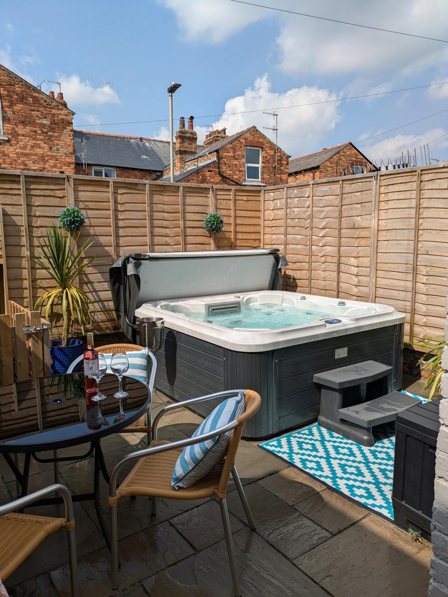 Seaside Escapes - With Relaxing Hot Tub! Villa Scarborough Bagian luar foto
